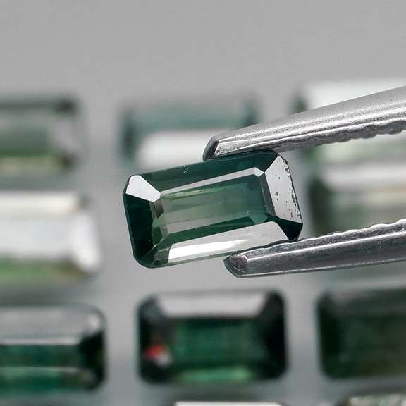 Stunning blue green 4.34ct Sapphire set