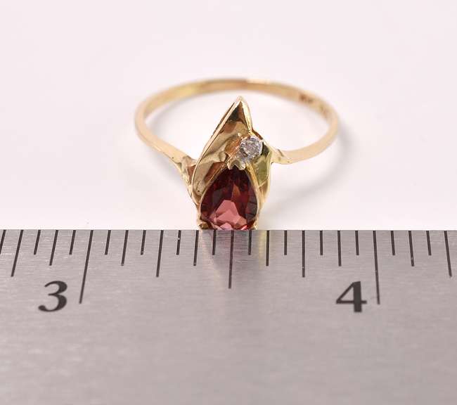 Elegant Garnet and Diamond Ring in Yellow Gold