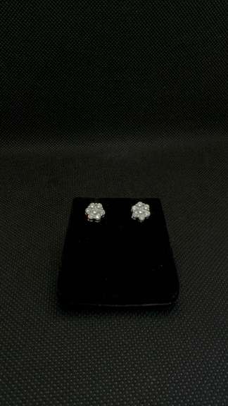 1 CT DIAMOND CLUSTER STUDS SET IN 14K WHITE GOLD