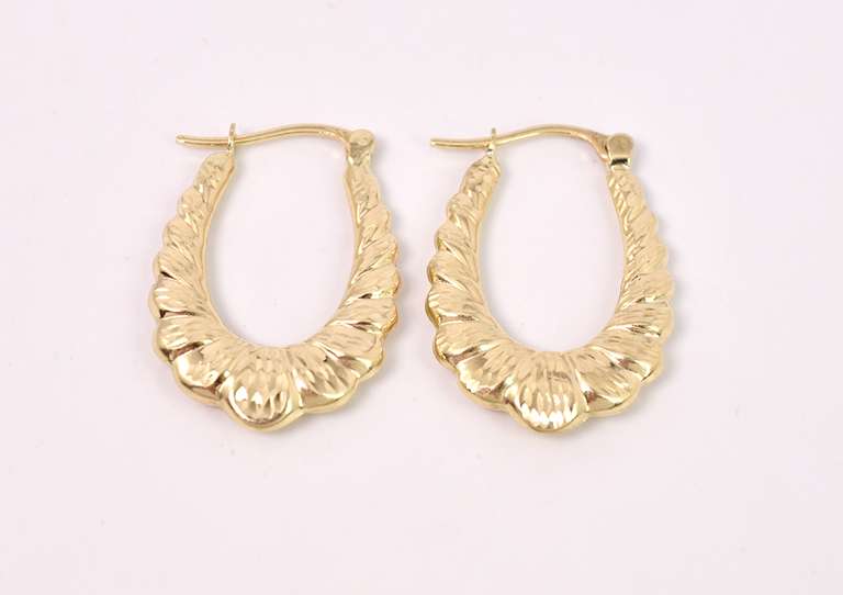 Darling Scalloped Hoop Earrings in 14K Yellow Gold