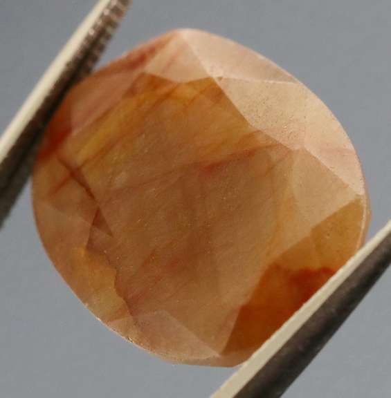 UNTREATED! Shimmering 11.46ct red toned faceted Sapphire