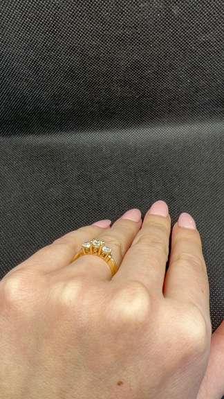 BEAUTIFUL 14K YELLOW GOLD THREE-STONE ENGAGEMENT RING