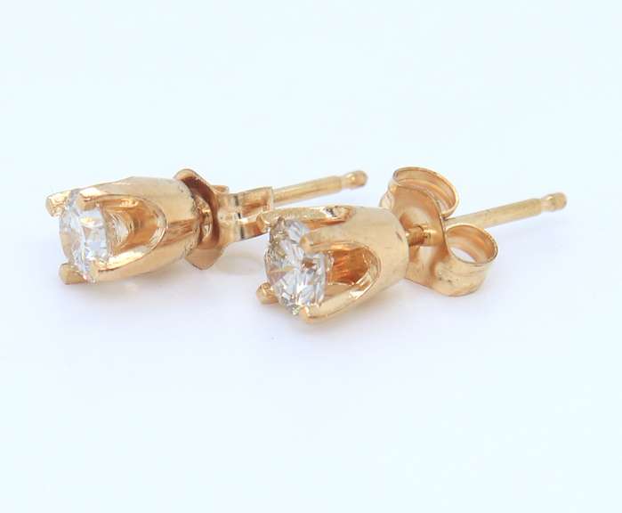 Elegant Diamond Stud Earrings in Yellow Gold