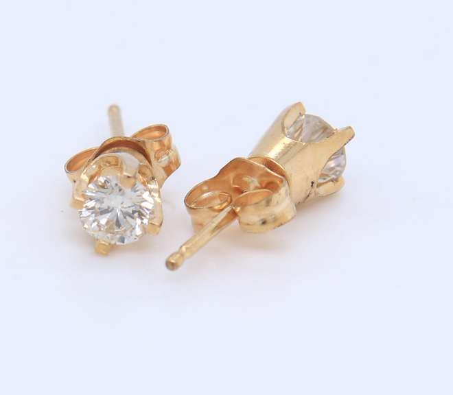 Elegant Diamond Stud Earrings in Yellow Gold