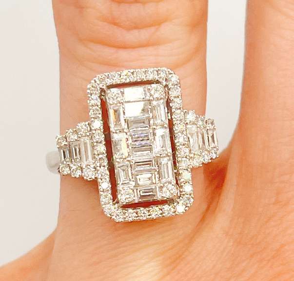 Gorgeous 18kt Solid White Gold & Diamond Ring