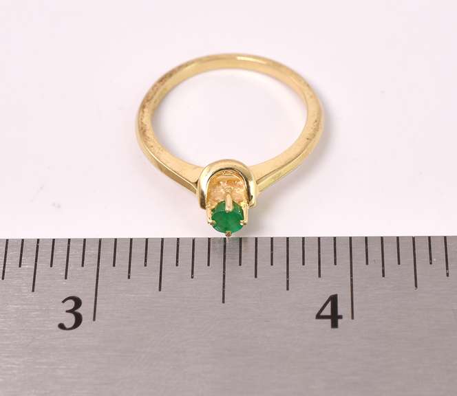 Delightful Emerald Ring in 14K Yellow Gold