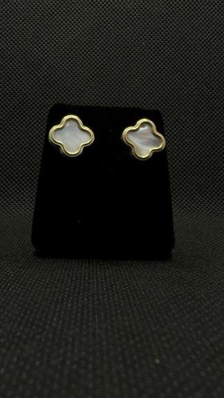 FASHIONABLE FOUR-LEAF CLOVER 14K YELLOW GOLD MOTHER OF PEARL STUDS
