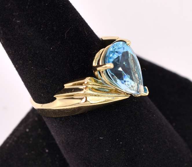 Elegant Blue Topaz Ring in Yellow Gold