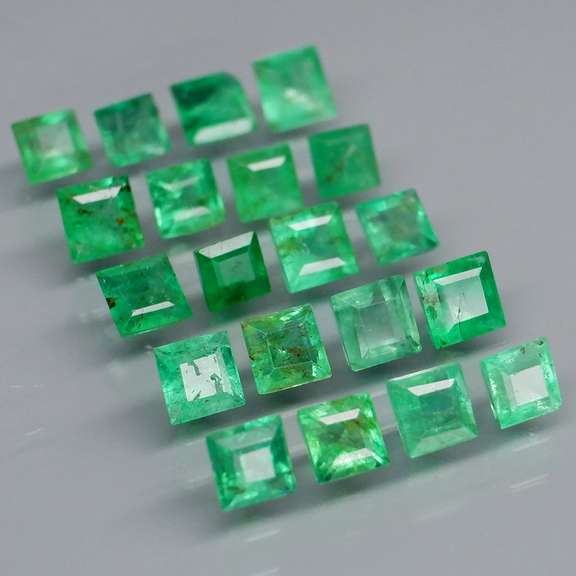 Vivid! Top green 3.19ct Colombian Emerald set