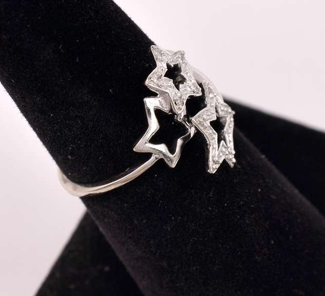 Spectacular Diamond Star Ring in White Gold
