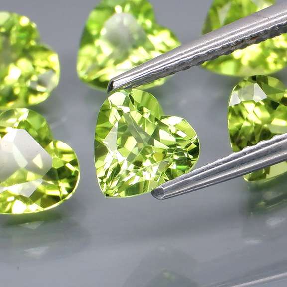 Fantastic 4.76ct 6x6mm heart cut Peridot set