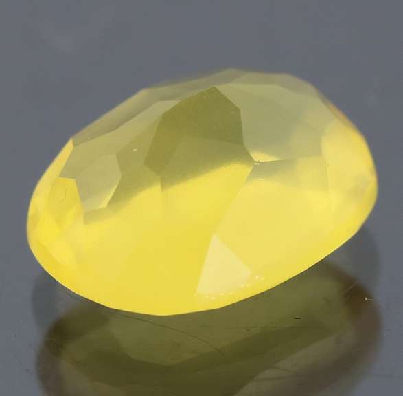 Simply gorgeous 3.10ct oval cut golden Fire Opal