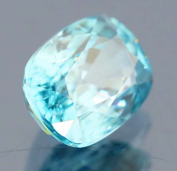 Excellent 2.47ct diamond luster blue Zircon
