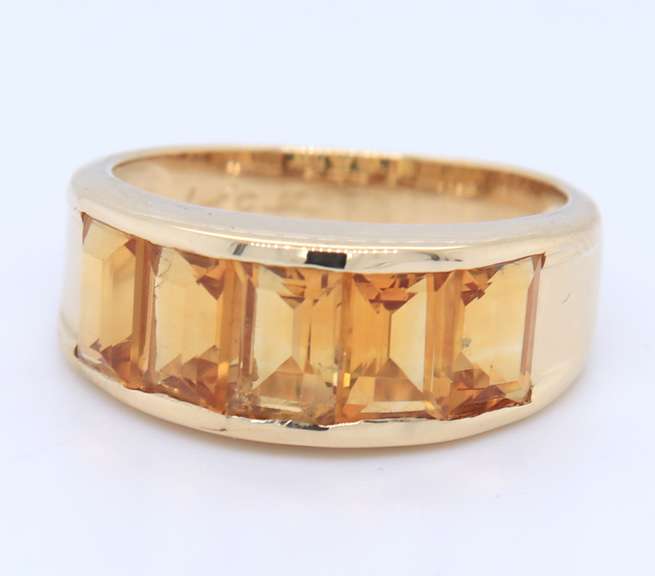 Dreamy Yellow Gold Baguette Cut Citrine Band