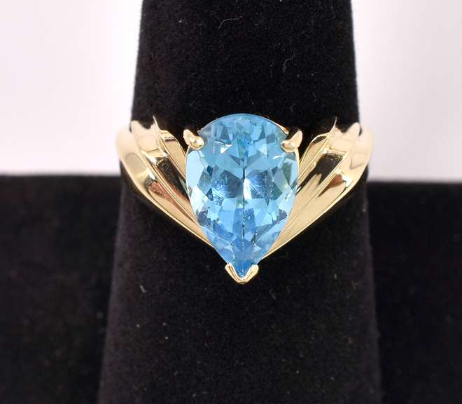 Elegant Blue Topaz Ring in Yellow Gold