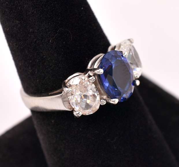 Lovely Blue Sapphire Ring in 14K Yellow Gold