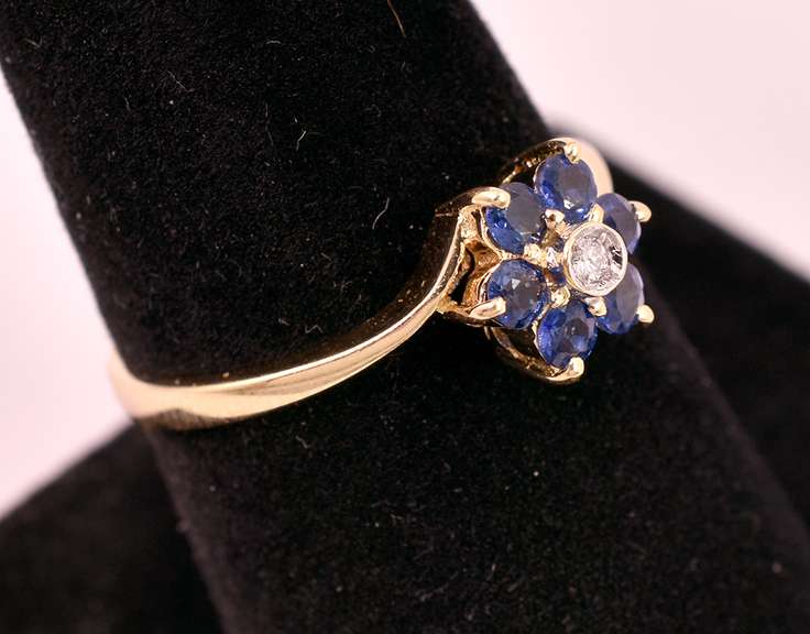 Beautiful Diamond and Blue Sapphire Ring in 14K Yellow Gold