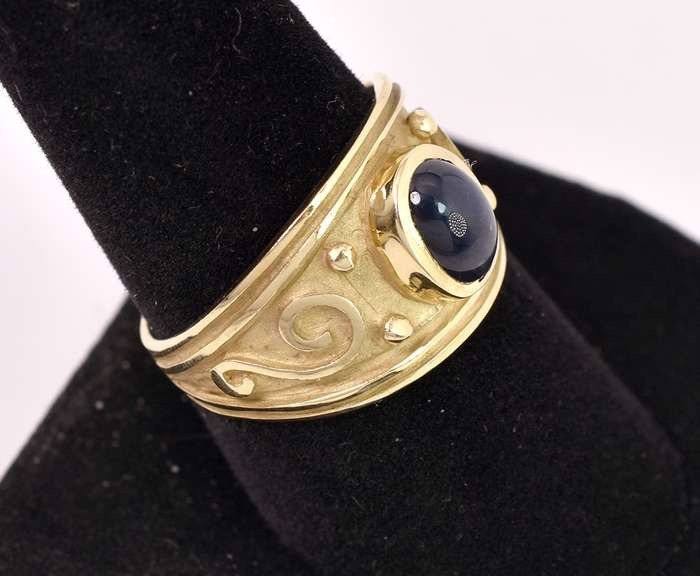 Glamorous Sapphire Ring in 14K Yellow Gold