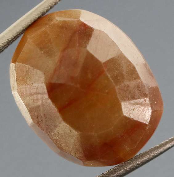 UNTREATED! Shimmering 11.46ct red toned faceted Sapphire