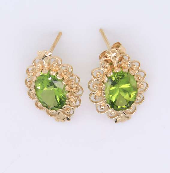 Amazing Yellow Gold oval Filgree Peridot Earrings