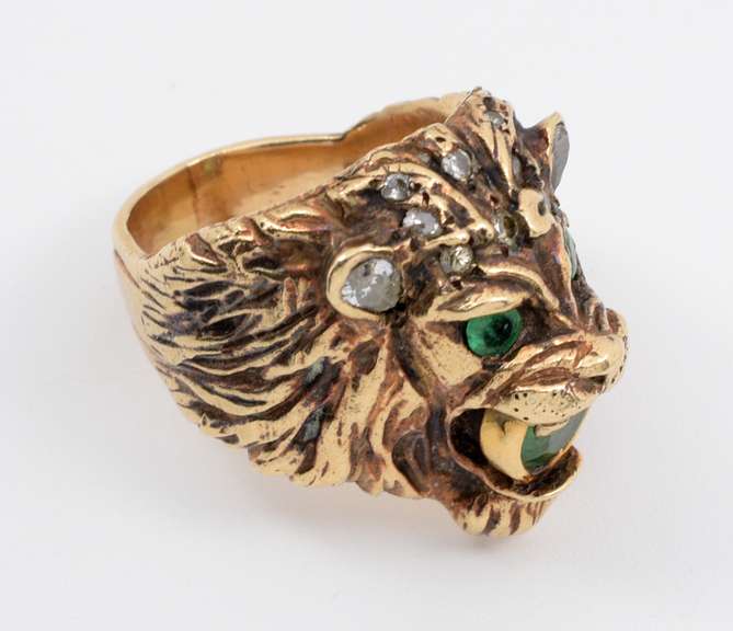 Well Detailed Mens Lion Ring with Emeralds