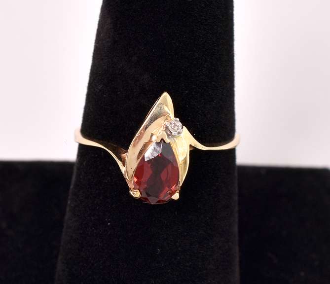 Elegant Garnet and Diamond Ring in Yellow Gold