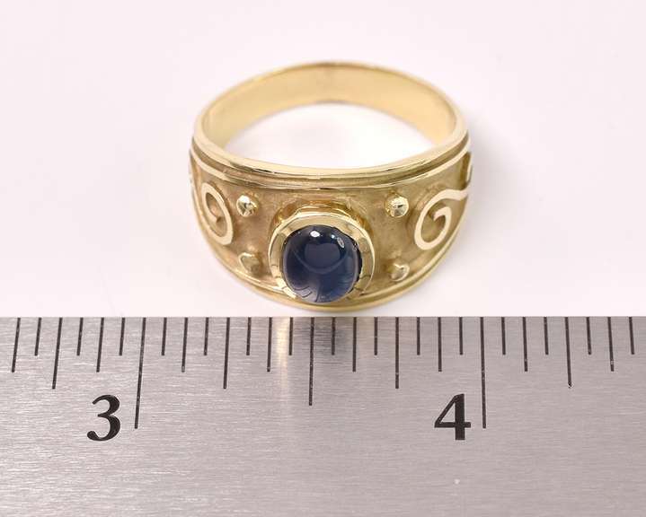 Glamorous Sapphire Ring in 14K Yellow Gold