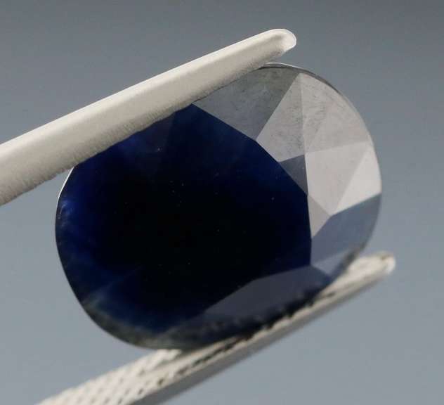 Investment sized 7.13ct GIA certified Sapphire