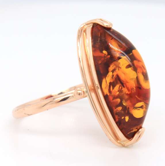 Pleasing Yellow Gold oval Amber Ring