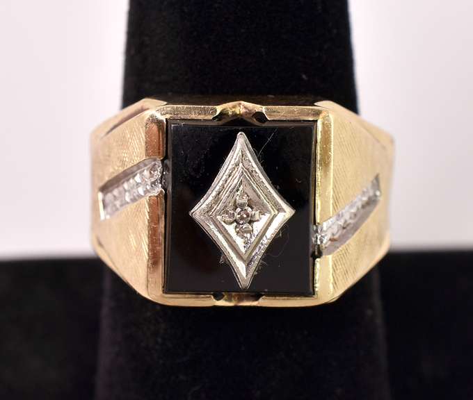 Lovely Onyx and Diamond Men's Ring in Yellow Gold