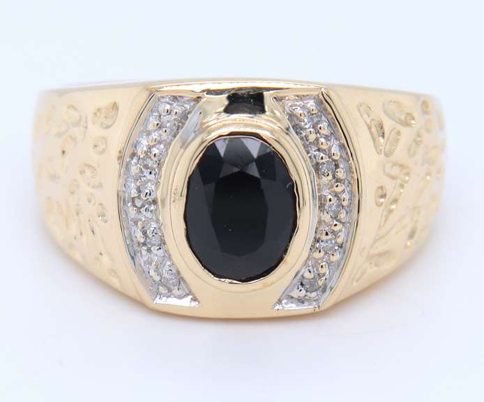 Attractive Yellow Gold oval Onyx Halo Diamond Nugg Ring