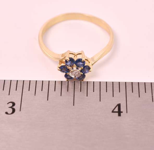 Beautiful Diamond and Blue Sapphire Ring in 14K Yellow Gold