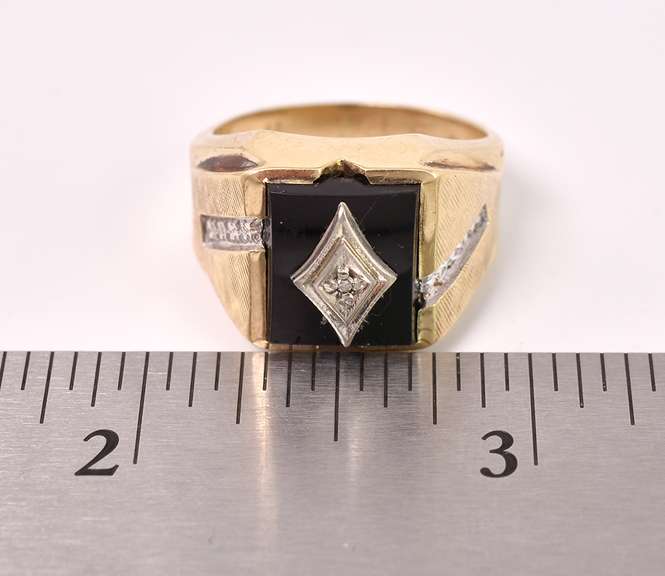 Lovely Onyx and Diamond Men's Ring in Yellow Gold