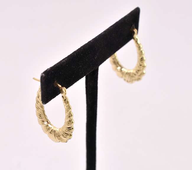 Darling Scalloped Hoop Earrings in 14K Yellow Gold