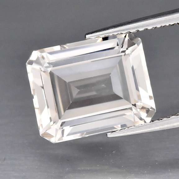 Dazzling 5.73ct UNTREATED diamond white Topaz