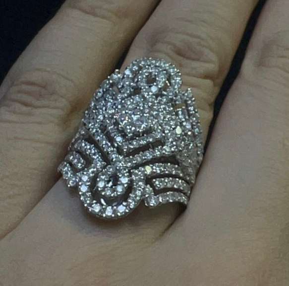 FANCY LADIES 18K WHITE GOLD COCKTAIL RING WITH 3CT DIAMONDS