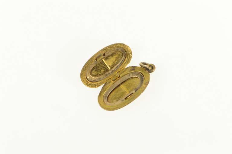 Gold Filled Victorian Engraved Oval Photo Picture Locket Charm/Pendant