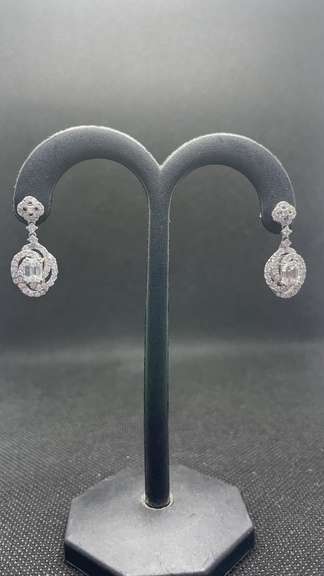 STUNNING 18K WHITE GOLD EMERALD AND ROUND DIAMOND DROP EARRINGS