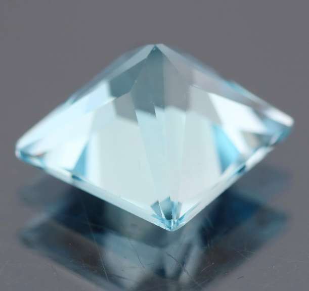 Sparkling 6.33ct princess cut sky blue Topaz