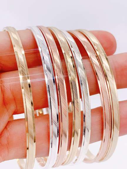 Amazing 18kt Gold Plated Tri Color Bangle Bracelet Set of 7!