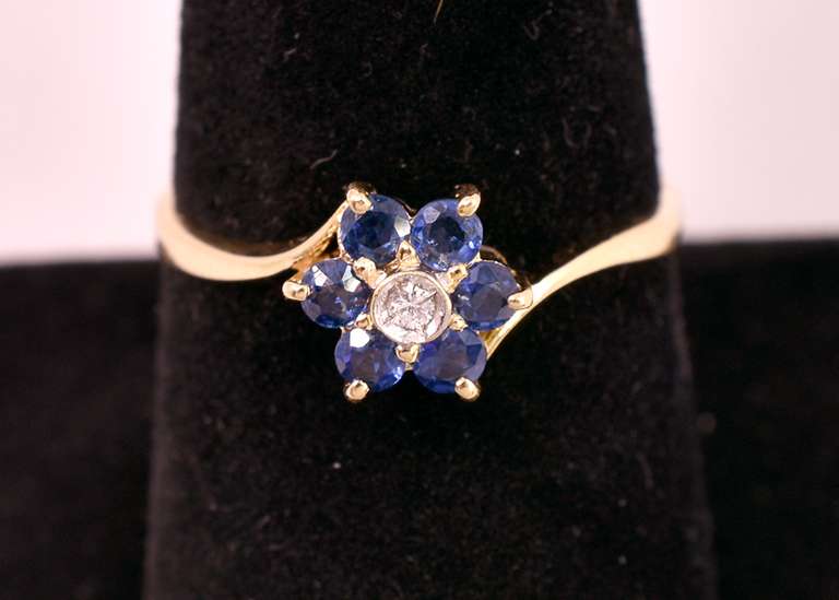 Beautiful Diamond and Blue Sapphire Ring in 14K Yellow Gold