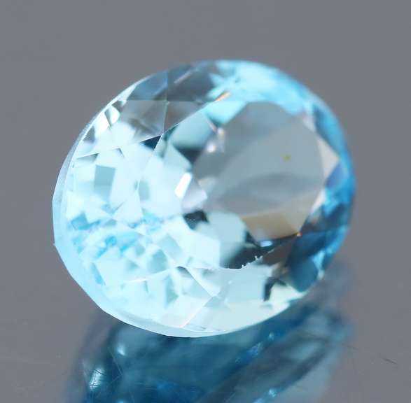 Super vibrant 7.12ct sky blue Topaz