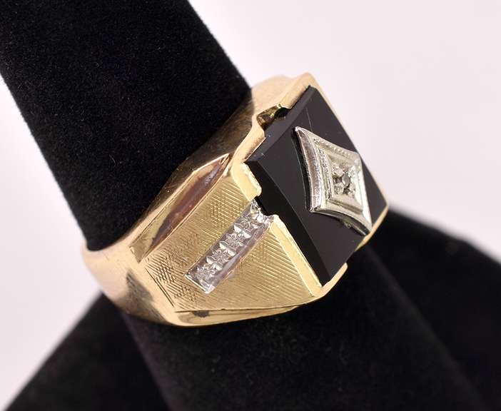 Lovely Onyx and Diamond Men's Ring in Yellow Gold
