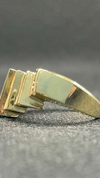 UNIQUE 14K YELLOW GOLD DIAMOND RIGHT HAND RING WITH 1.50 CARATS TOTAL WEIGHT OF BAGUETTES