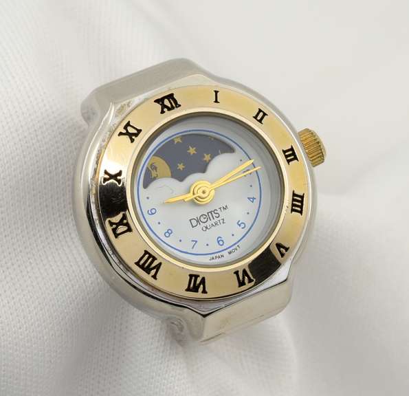 Retro 1980s Bonetto Quartz Moon Dial Finger Watch