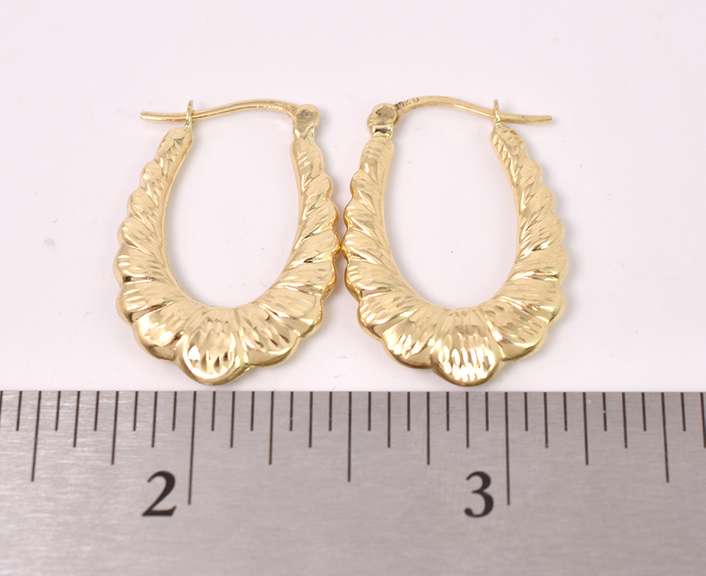 Darling Scalloped Hoop Earrings in 14K Yellow Gold