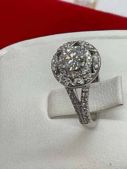CERTIFIED BRAND NEW LADIES DIAMOND RING
