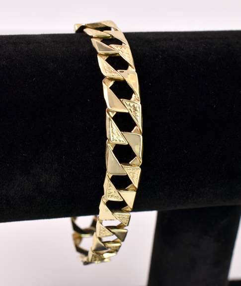 lovely curb link bracelet in 14K Yellow Gold
