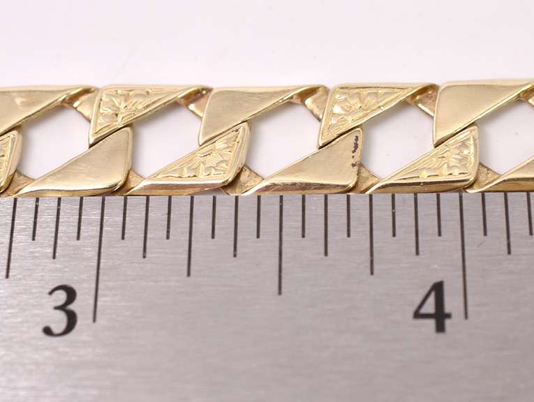 lovely curb link bracelet in 14K Yellow Gold