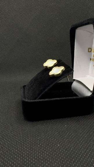 FASHIONABLE FOUR-LEAF CLOVER 14K YELLOW GOLD MOTHER OF PEARL STUDS
